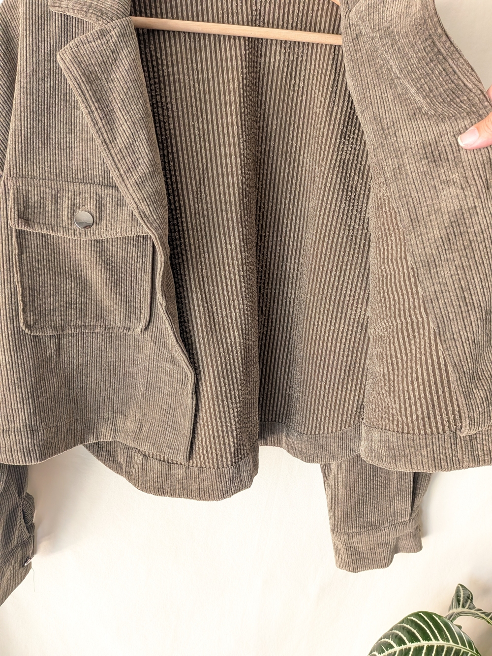 Soft ribbed Cropped Jacket in Taupe - Picture 4 of 8